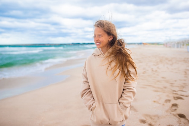 Ragazza sulla spiaggia nella tempesta