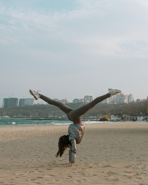 해변에서 어린 소녀