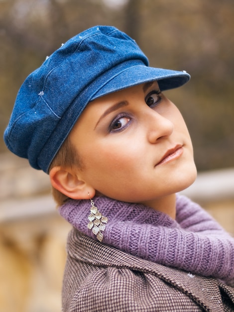 Foto giovane ragazza in berretto