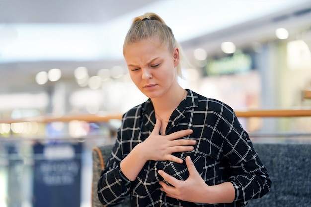 Foto dolore al petto di giovane ragazza