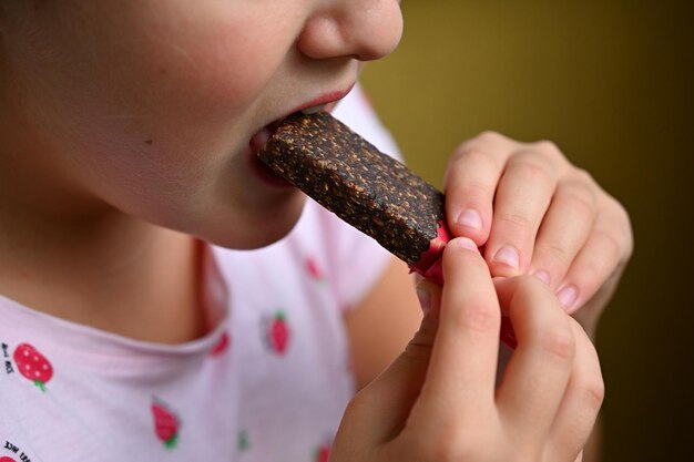 Photo young girl child eating candy and sweets detail of face and mouth concept for healthy lifestyle healthy unhealthy sweet food and sugar