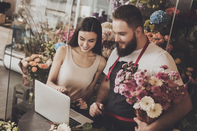 Young girl chooses bouquet option on laptop