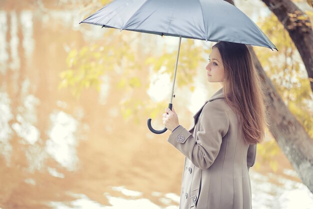 가을 공원에서 코트에 어린 소녀