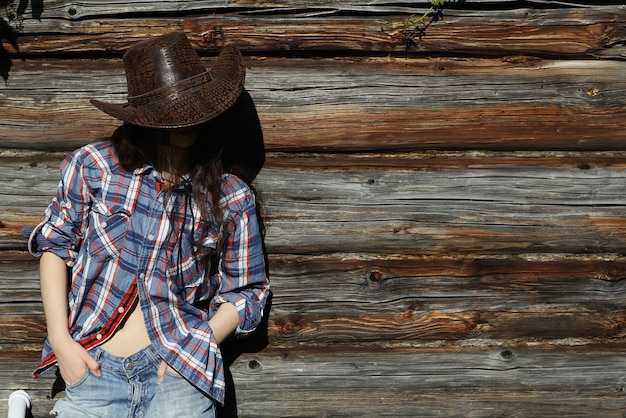 Foto giovane ragazza con un cappello da cowboy