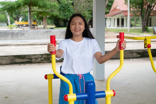 カラフルな機器の運動で運動をしている若い女の子