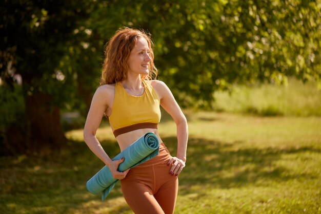 Photo young girl doing yoga in nature asanas poses in yoga for beginners