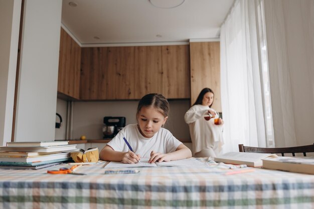 Photo young girl drawing at home