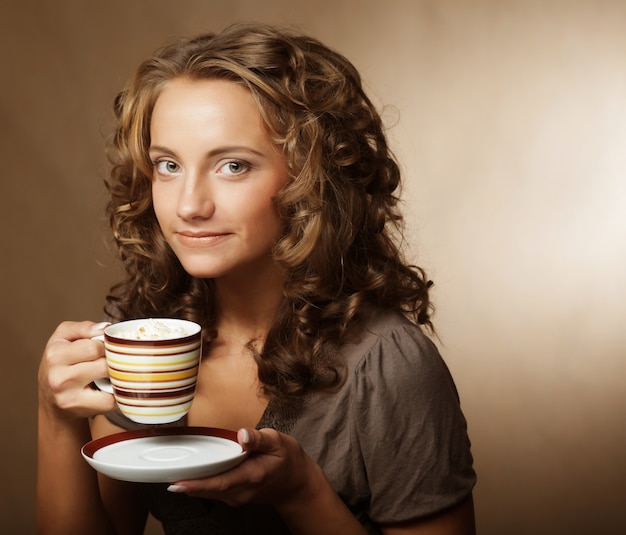 Foto ragazza che beve tè o caffè