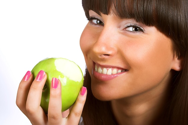 Молодая девушка ест яблоко