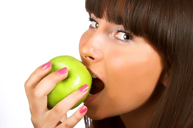 Photo young girl eating green apple