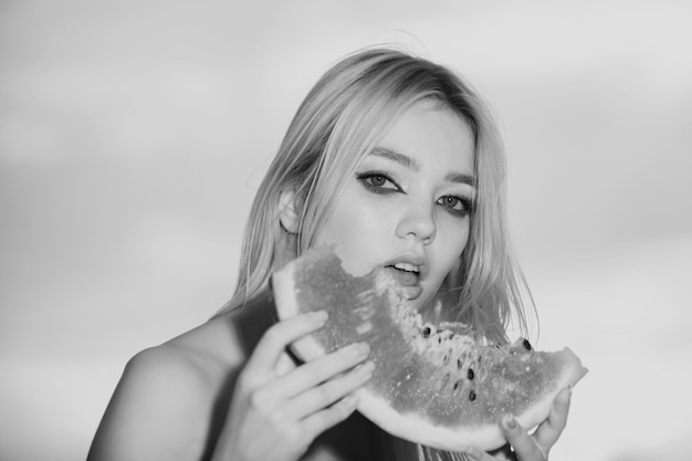 Молодая девушка ест арбуз летом тропические фрукты красота лицо женщины