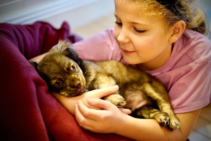 Photo young girl embracing a cute puppy