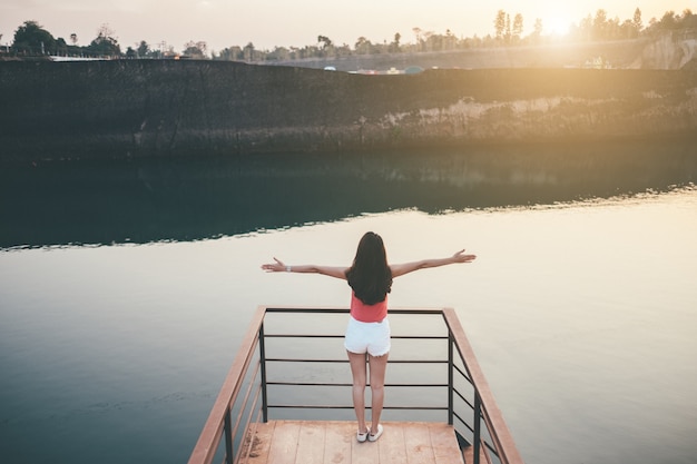 Photo young girl enjoying sunset on the balcony