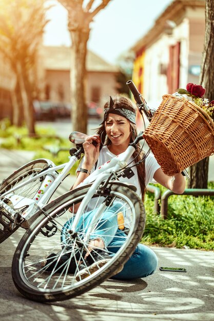 A young girl fell down from a bicycle while was riding through
the city streets