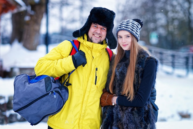 Молодая девушка и парень зимой в Тракае в Литве.