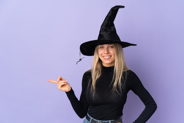 Молодая девушка в костюме хэллоуина