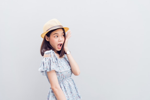 Sorriso felice della ragazza e allegro in vestito blu. concetto di viaggio estivo.