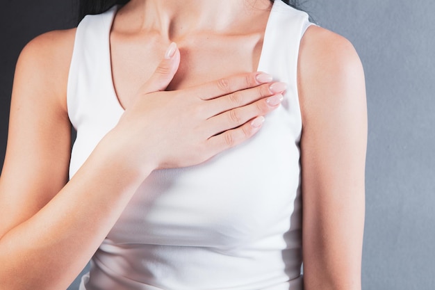 Photo young girl has chest pain