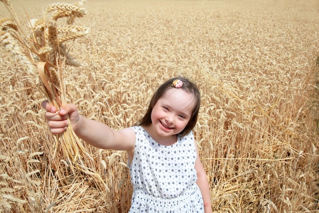 Photo young girl have fun in the wheat field