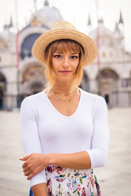 Giovane ragazza che si diverte mentre visita venezia - turista che viaggia in italia e visita i monumenti più importanti di venezia - concetti di stile di vita, viaggi, turismo