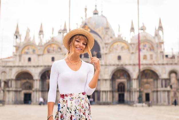 ヴェネツィアを訪問しながら楽しんでいる若い女の子-イタリアを旅行し、ヴェネツィアの最も関連するランドマークを観光する観光客-ライフスタイル、旅行、観光についての概念