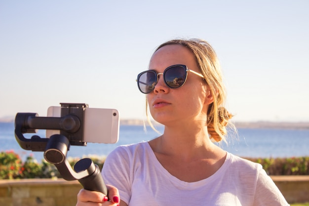 Ragazza che si diverte con le nuove tendenze della tecnologia