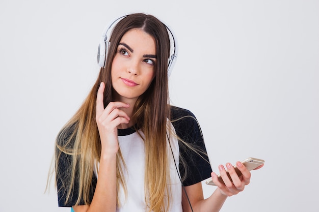 Ragazza con un'idea durante l'ascolto di musica