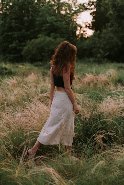 Ragazza che riposa in un parco