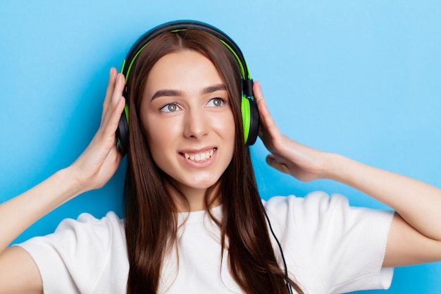 Photo young girl in headphones listens to music
