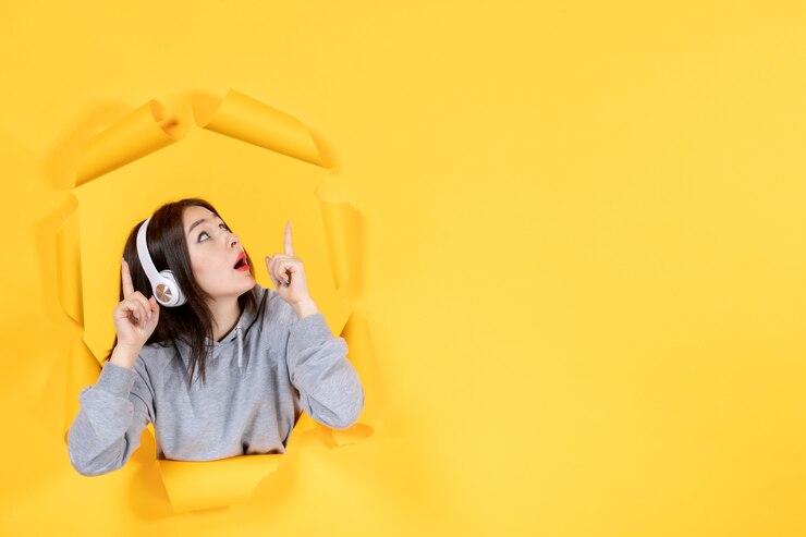 Photo 戴耳機的年輕女孩在黃色紙上背景音樂音頻超聲波聲音