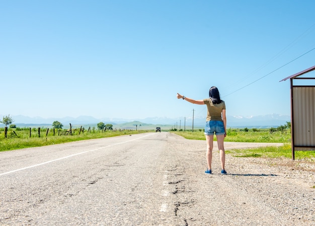 ロシアの周りの若い女の子のヒッチハイカー