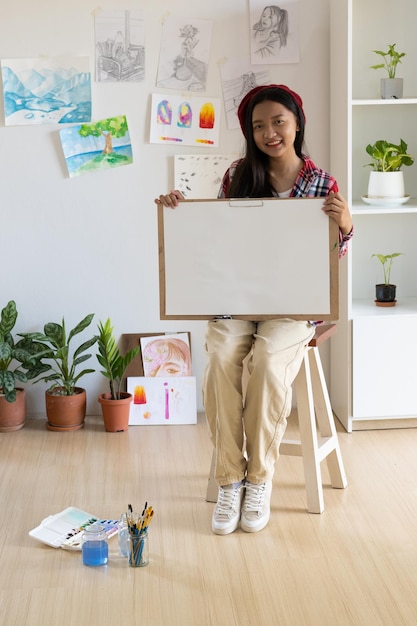 Photo young girl hold frame and paper at home hobby and art study at home