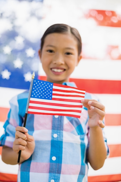 미국 국기를 들고 어린 소녀