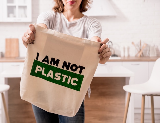 布の袋をもつ少女。キッチンで。私はプラスチックではありません。