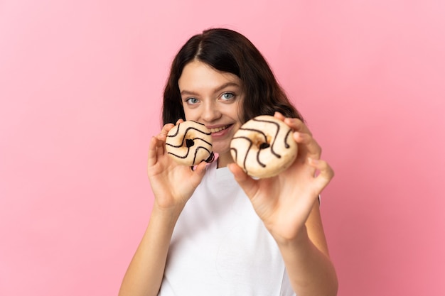 Photo young girl holding a donut