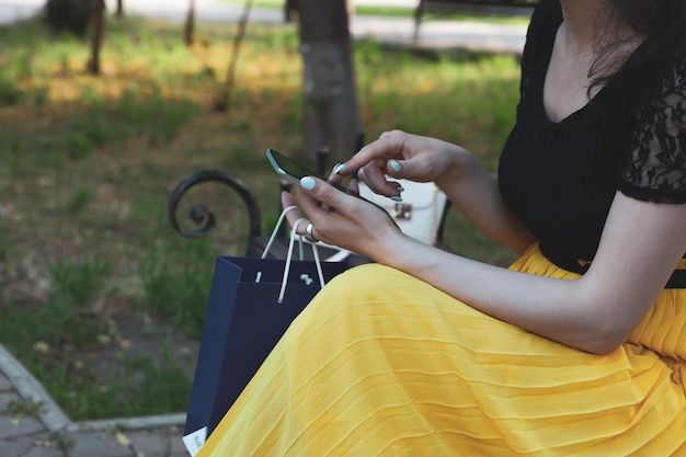 Foto una giovane ragazza con un telefono in mano