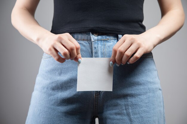 Photo young girl holding a piece of paper