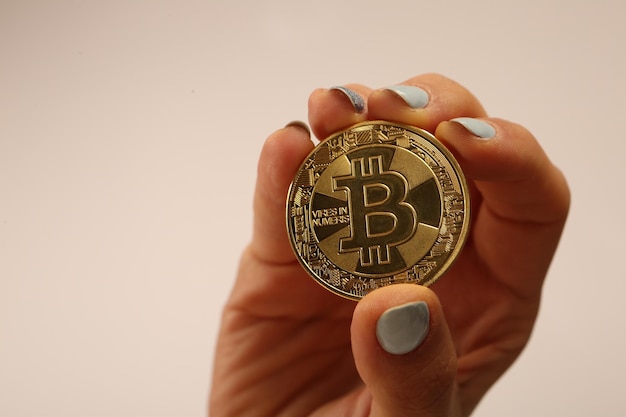 若い女の子は彼女の手でドルの現金とビットコインを持っています異なるタイプの新世代紙幣