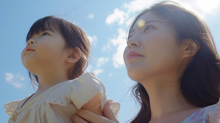 Photo 어린 소녀가 어머니의 손을 품에 안고