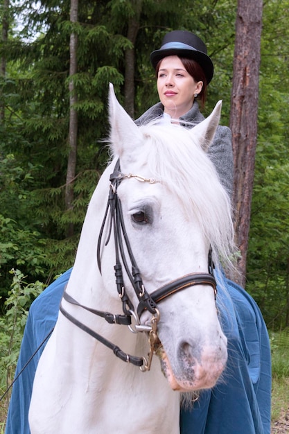 Девушка на лошади гуляет по лесу