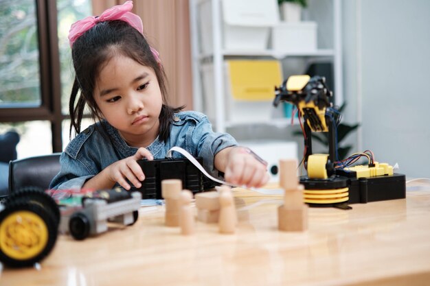 Молодая девушка играет с пультом дистанционного управления роботом