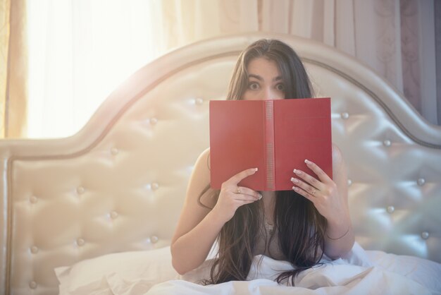 Photo the young girl is reading