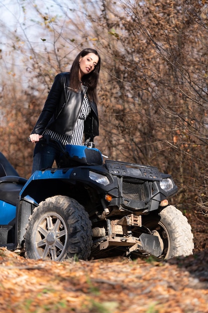 Foto la ragazza sta guidando un atv all'aperto