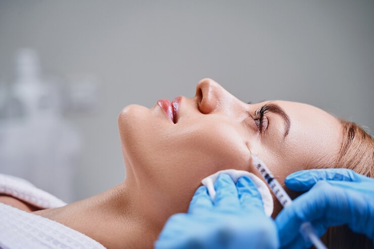 Photo young girl is visiting cosmetologist and getting beauty injections for rejuvenation face and lifting skin