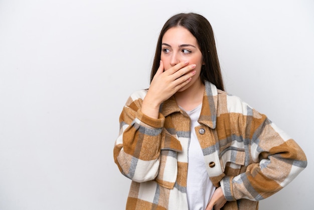 Foto giovane ragazza isolata su sfondo bianco che fa un gesto a sorpresa mentre guarda di lato