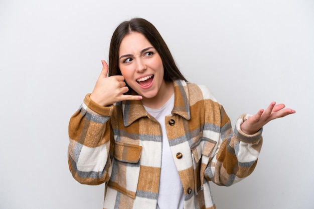 Foto giovane ragazza isolata su sfondo bianco che fa gesto del telefono e dubita