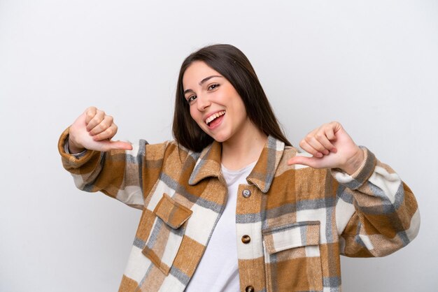 Foto giovane ragazza isolata su sfondo bianco orgogliosa e soddisfatta