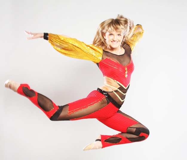 Фото Молодая девушка прыгает в гимнастическом танце