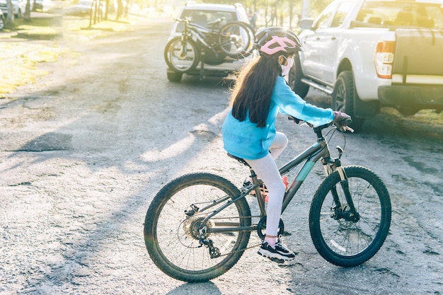 彼女の朝のトレーニングに向かうマウンテン バイクの若い女の子