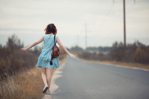 写真 秋の散歩の少女